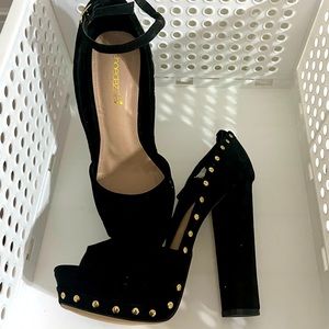 Black with gold studs ankle strap block heel shoe dazzle womens 8.5